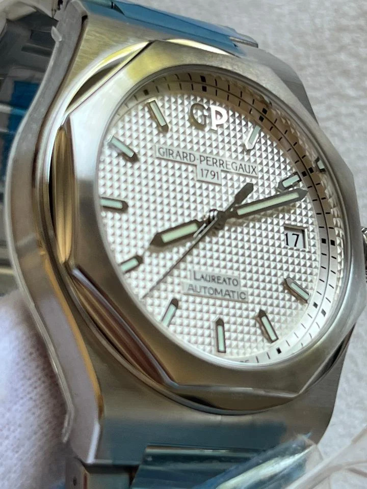 Girard Perregaux Laureato 81005-11-131-11A