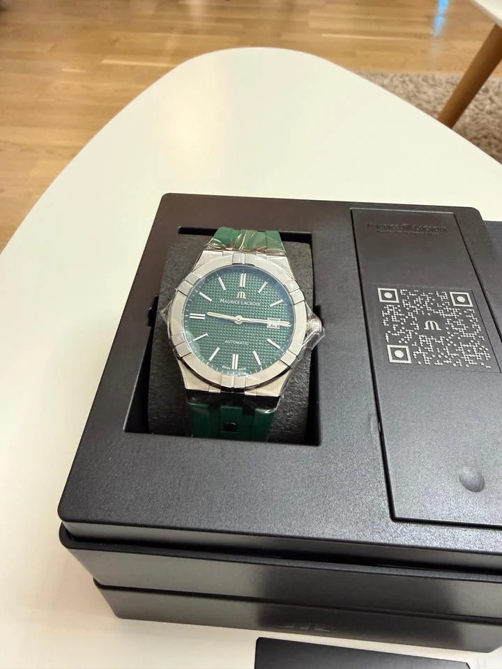 Maurice Lacroix AIKON AI6008-SS000-630-5