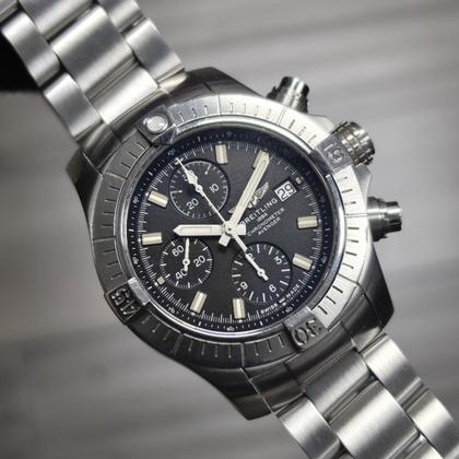 Breitling Avenger A13385