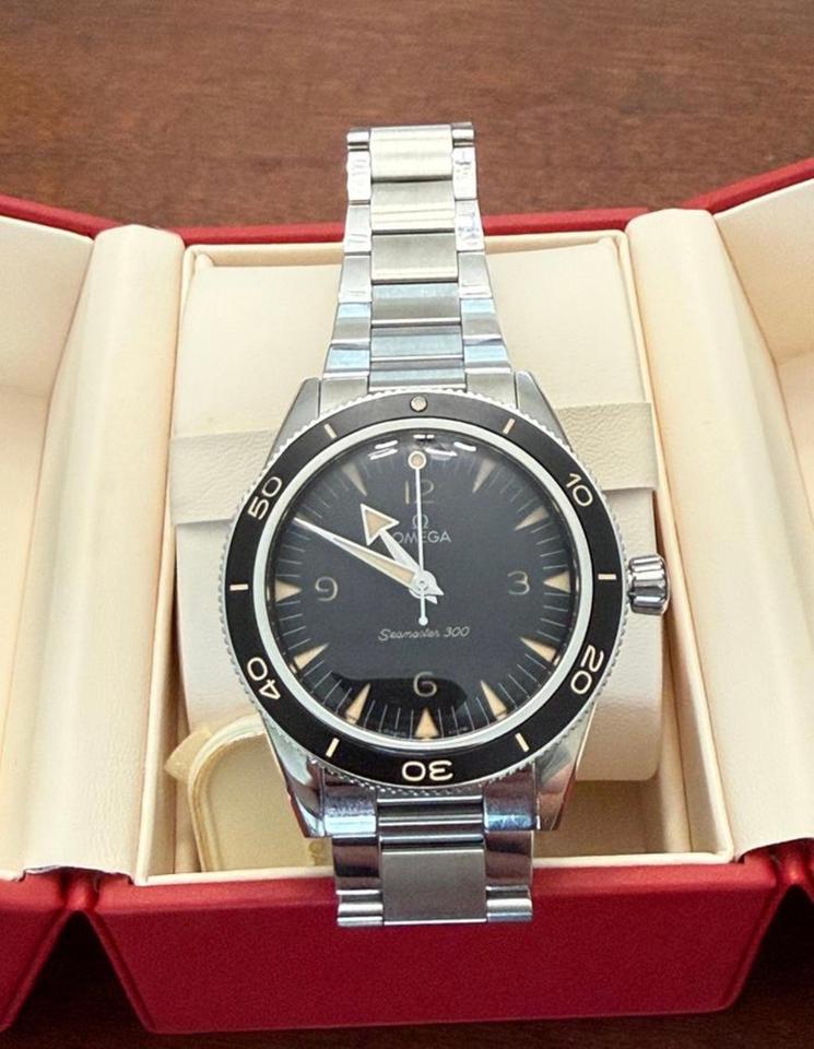 Omega Seamaster 300 Co-Axial Master Chronometer Inclides Rubber B strap and (3x) Crown & Caliber Nato straps