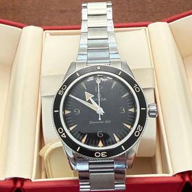 Omega Seamaster 300 Co-Axial Master Chronometer Inclides Rubber B strap and (3x) Crown & Caliber Nato straps