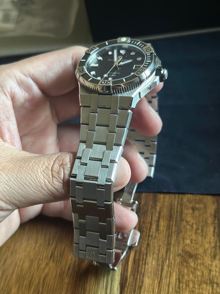 Maurice Lacroix AIKON AI6057-SSL2F-330-A